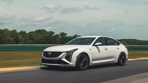 كاديلاك CT5 بلاك وينج الجديدة: أداء وفخامة للمستقبل