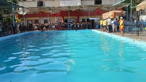 تحذير من مخاطر مياه حمامات السباحة على صحة الأطفال