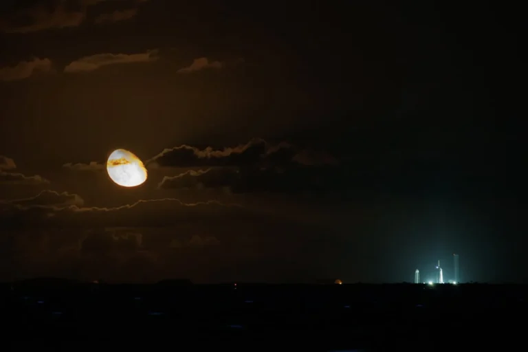 توقعات حول هبوط SpaceX على القمر قبل 2030