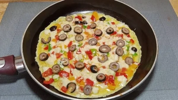 طريقة عمل بيتزا البيض بخطوات سهلة