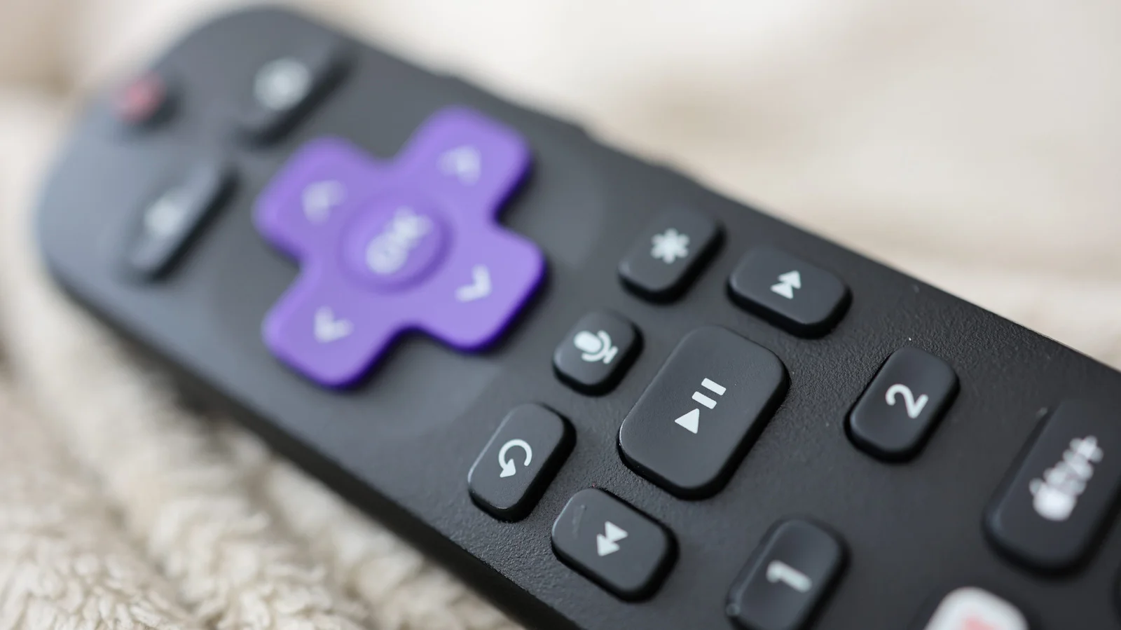 برمجة جهاز التحكم عن بُعد Roku للتحكم في التلفاز صوتياً