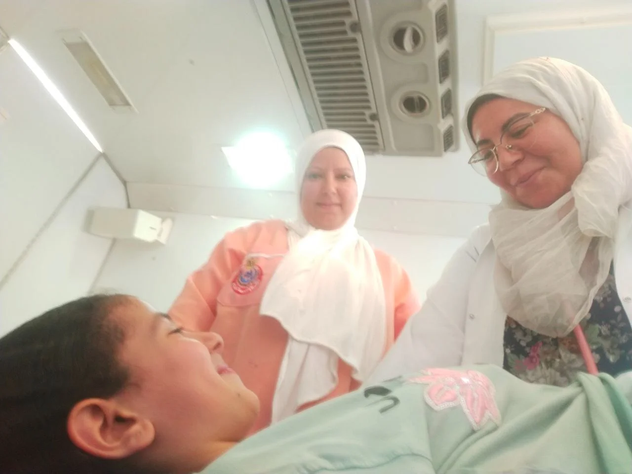 قافلة طبية مجانية تفحص 1700 مريض في أبو كبير
