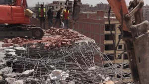 إزالة عقار مخالف بالمرج في القاهرة