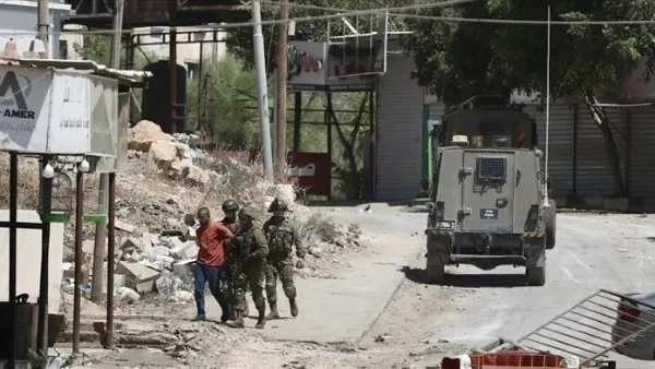 اعتقال 70 فلسطينياً في الضفة الغربية
