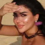 كارولين عزمي تتألق بإطلالة بحرية أنيقة