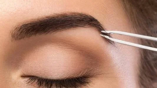 حكم تخفيف الحواجب: هل هو جائز شرعًا؟