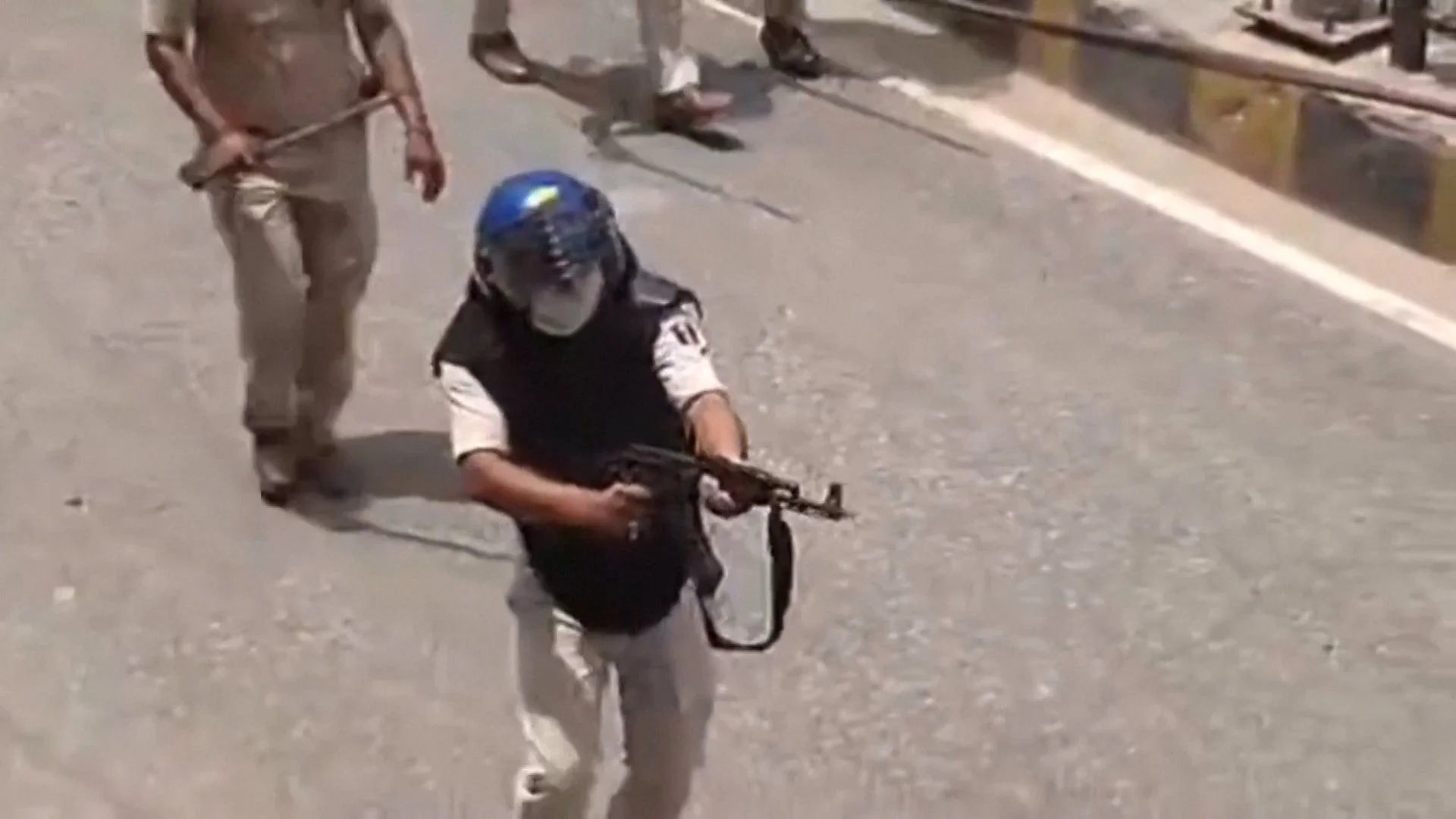 الهند تعلق عمل ضابط شرطة بعد إطلاق النار على طلاب