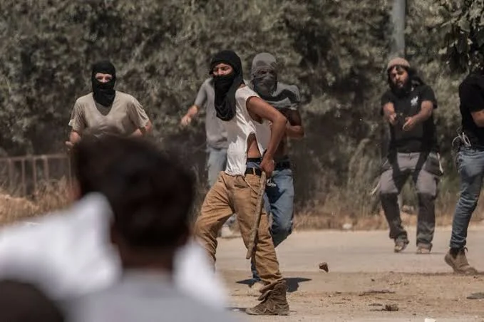 إصابة فلسطينيين في اعتداء للمستوطنين شمال القدس