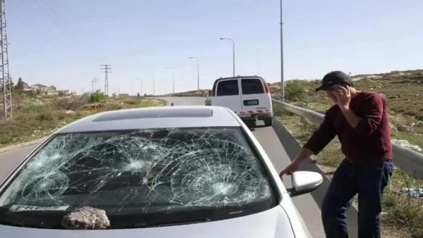 هجوم مستوطنين على مركبات الفلسطينيين شمال شرق رام الله