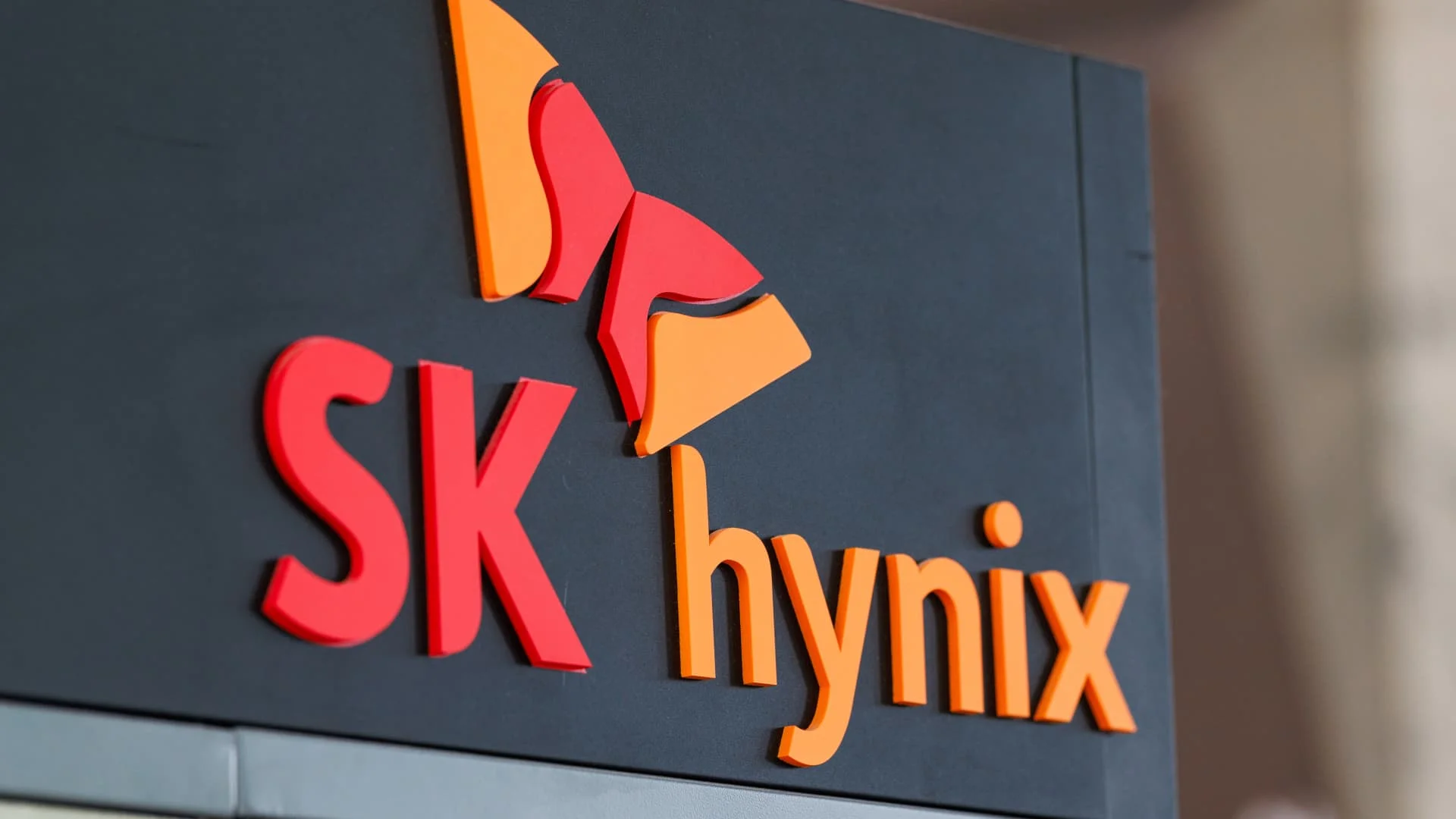 تراجع أسهم SK Hynix بأكثر من 10% في سيول