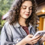 الجيل Z يتعلم أكثر من التجارة عبر الإنترنت من التعليم الرسمي