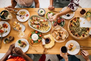 أصدقاء يحبون تناول الطعام بالخارج وعضو آخر يواجه التحدي