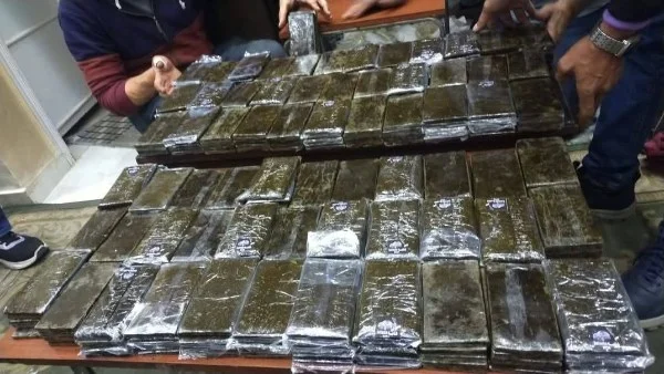ضبط عناصر إجرامية بحوزتهم 200 مليون جنيه من المخدرات والأسلحة