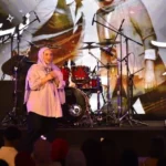 “نوستالجيا”: فرقة تجمع شريف منير بابنته لحب الموسيقى