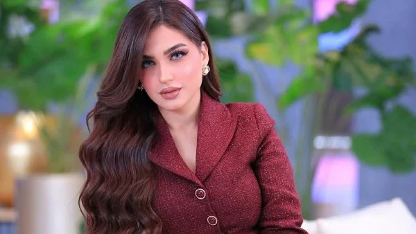 ياسمين عز تتألق بإطلالة كاجوال في صور جديدة