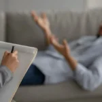 حكم التحدث مع المعالج النفسي في الأمور الزوجية