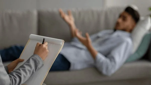 حكم التحدث مع المعالج النفسي في الأمور الزوجية