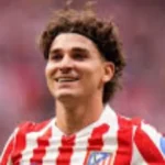 برشلونة يسعى لضم جوليان ألفاريز وديكو يعد بدائل محتملة