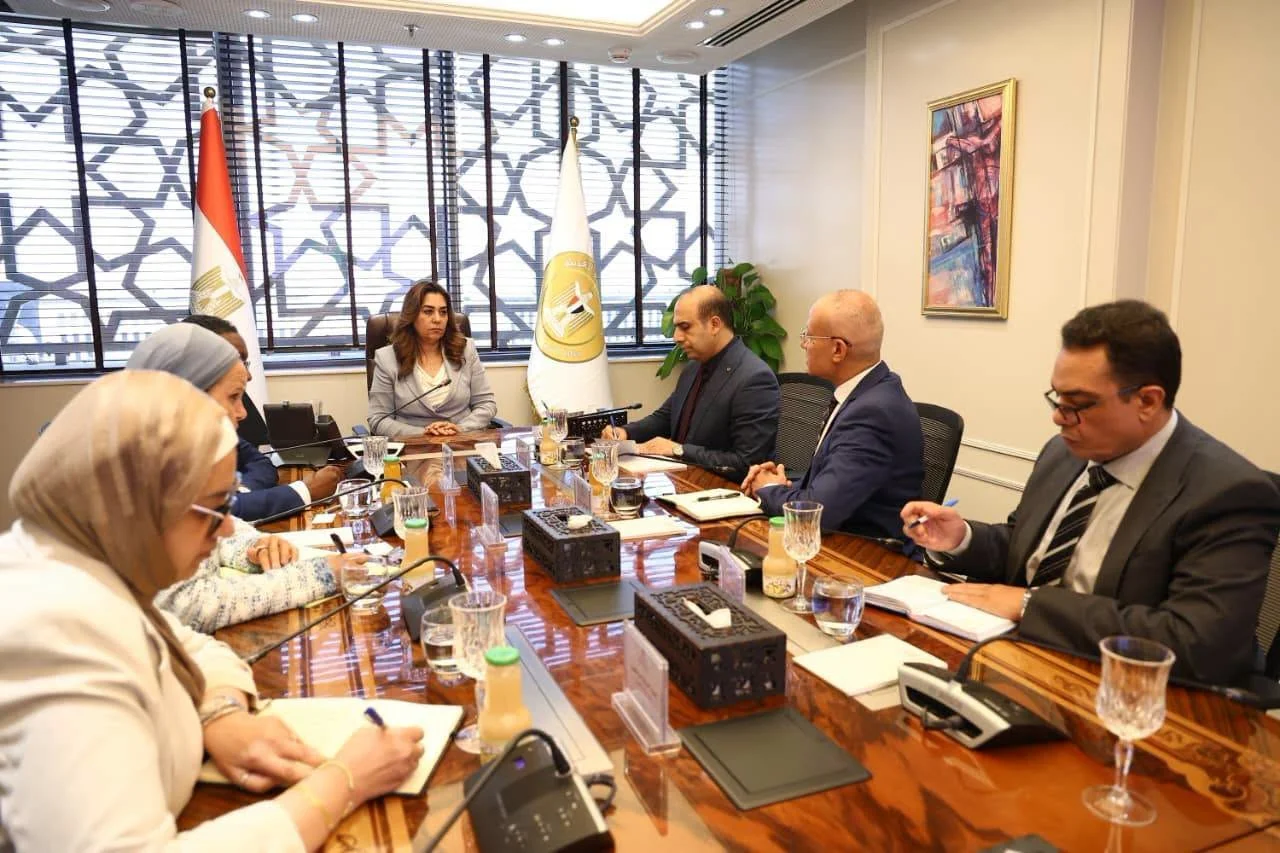 وزيرة البيئة تناقش تسريع مشروع مدينة المخلفات بالعاشر من رمضان