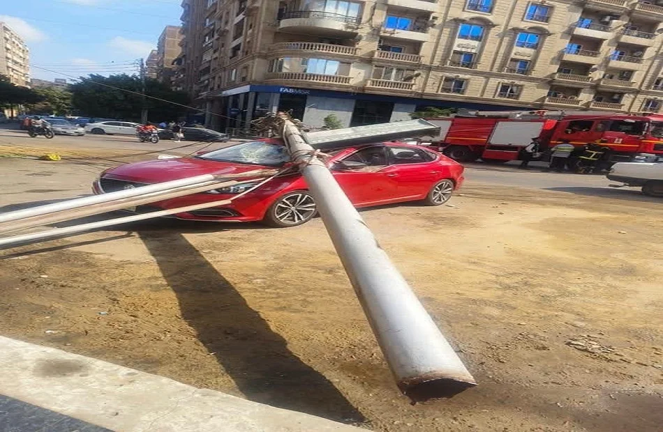 سقوط عمود كهرباء في مصر الجديدة يهدد السلامة العامة