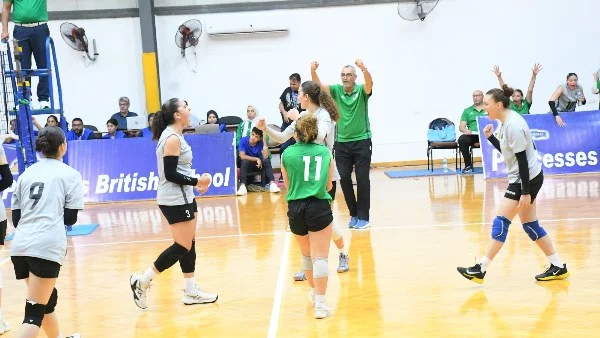 الجزائر تحقق المركز الثالث في بطولة أفريقيا للطائرة للناشئات
