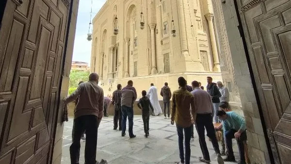 حكم مغادرة المسجد بعد الأذان الموحد