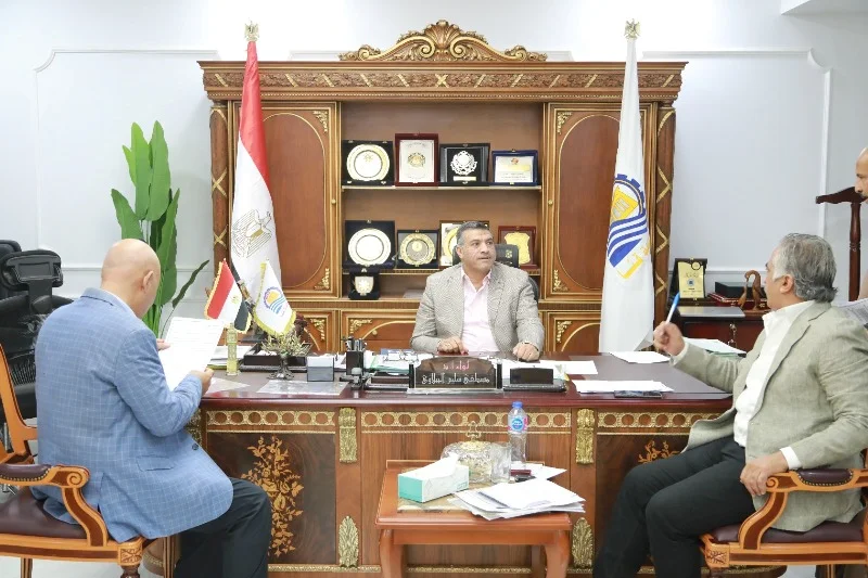 محافظ قنا يبحث تحسين الخدمات مع أعضاء البرلمان