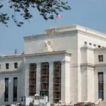 الاحتياطي الفيدرالي يقرر رفع أسعار الفائدة وسط ارتفاع أسعار الغاز