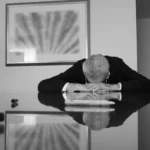 قصة وثائقية تناقش الحياة المظلمة لستان لي
