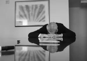 قصة وثائقية تناقش الحياة المظلمة لستان لي
