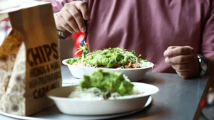 Chipotle ترفع توقعاتها لنمو المبيعات بعد عودة الزبائن