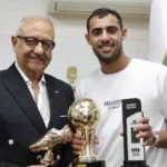 رئيس البنك الأهلي يهنئ أحمد ياسر ريان بعد التتويج