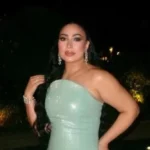 بوسي تأسر الأنظار بفستانها الجريء