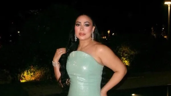بوسي تأسر الأنظار بفستانها الجريء