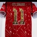 ليفربول يكرم محمد صلاح بوضع قميصه في الملعب التاريخي