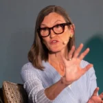 Cathie Wood تستثمر 53.5 مليون دولار في أسهم تسلا