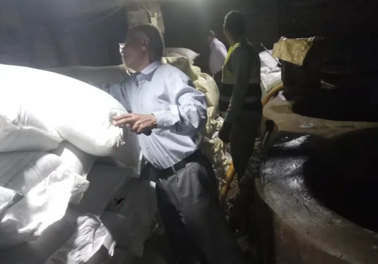 ضبط مصنع يغش العسل الأسود في قنا