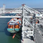 ميناء دمياط يواصل نشاطه بانتظام على مدار الساعة