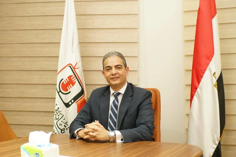 تكريم نقيب الإعلاميين لدعمه لطلاب الإعلام
