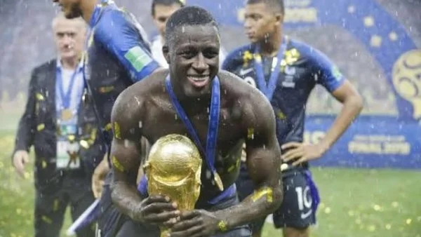 بنجامين ميندي يبيع نسخة كأس العالم 2018