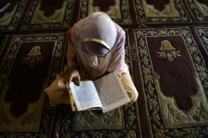 حكم قراءة القرآن أثناء مشاهدة المسلسلات والأفلام