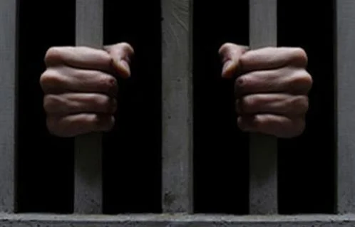 حبس سايس يفرض إتاوات على السائقين في النزهة