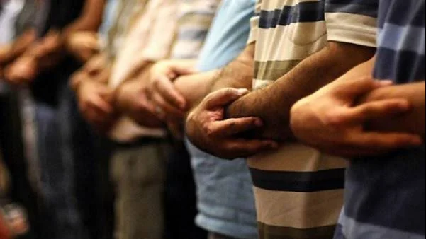حكم الصلاة خلف إمام مدخن وموقف المأموم