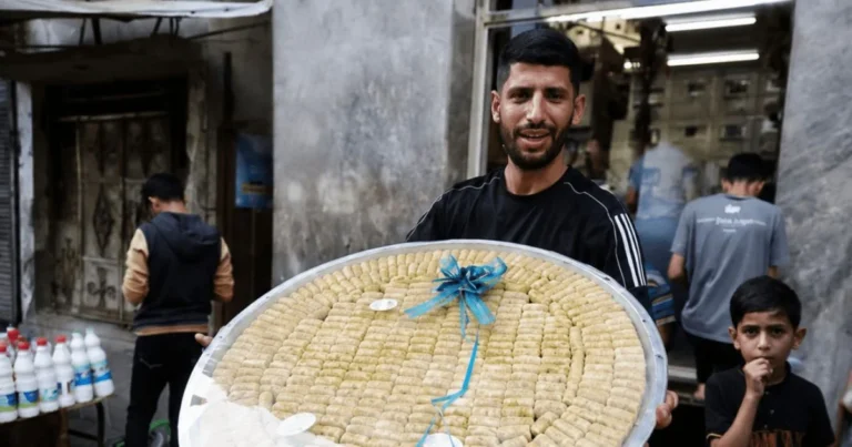 طلبة غزة يتجاوزون الصعوبات للاحتفال بنتائج التوجيهي