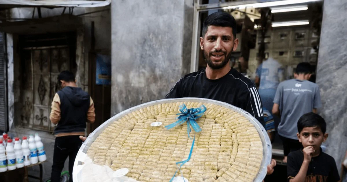 طلبة غزة يتجاوزون الصعوبات للاحتفال بنتائج التوجيهي