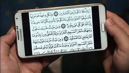 قراءة القرآن من الهاتف دون وضوء: حكم شرعي واضح