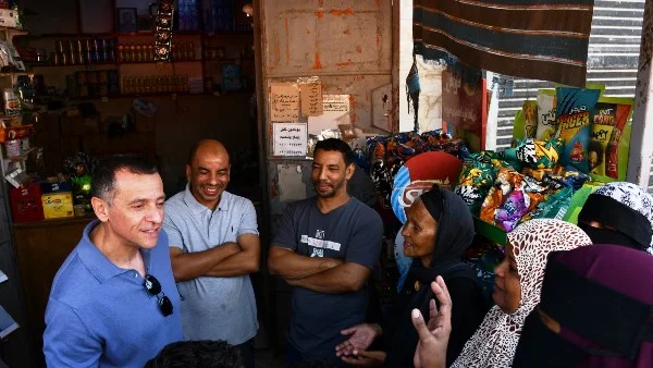 محافظ أسوان يستمع لمطالب المواطنين في خور عواضة