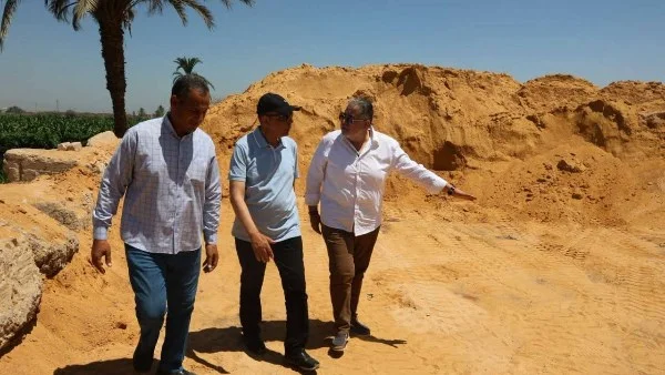 محافظ المنيا يوجه بمصادرة معدات بناء على أراضٍ زراعية