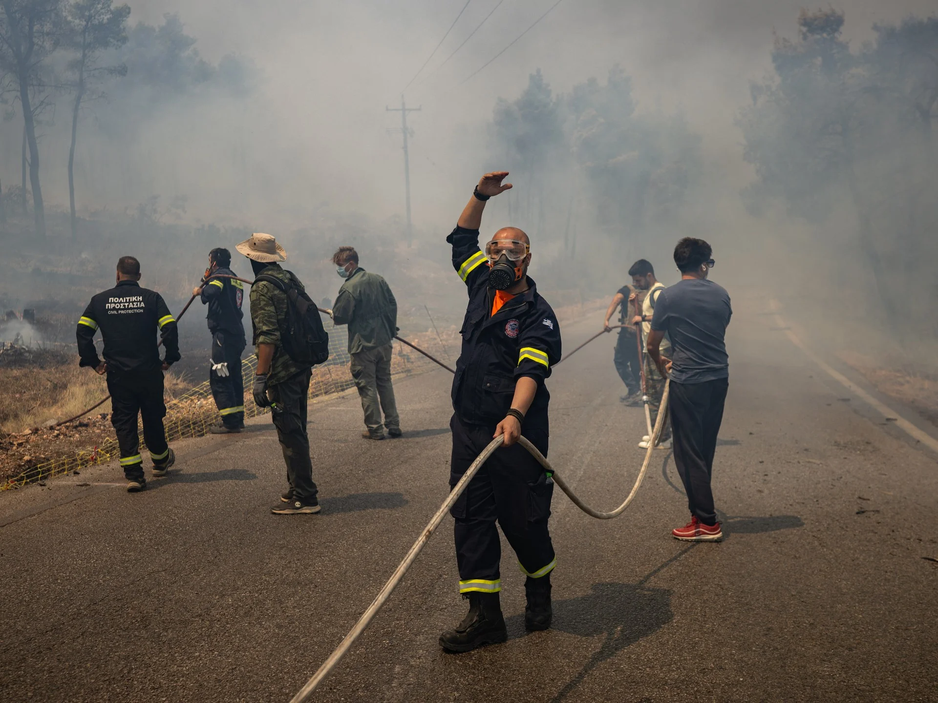 تصادم مروحيات إطفاء في اليونان amidst wildfires