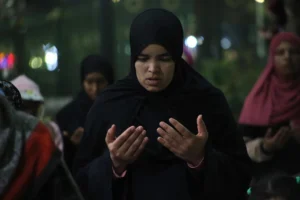 حكم صلاة المرأة في غياب المساجد